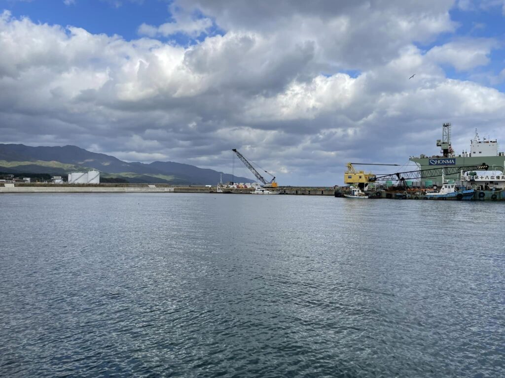 【両津港で魚釣り】by営業部長