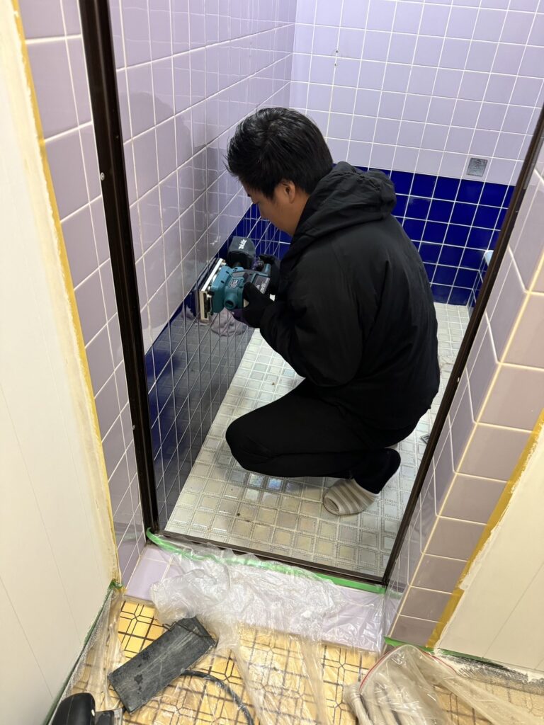 【バケーションレンタルをDIY!サンダーでお風呂場のタイルを研磨】by営業部長