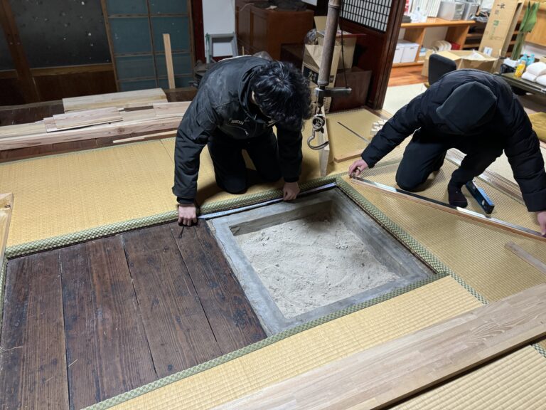 【河崎浪漫館】の囲炉裏テーブルは宮大工の学生さんが!